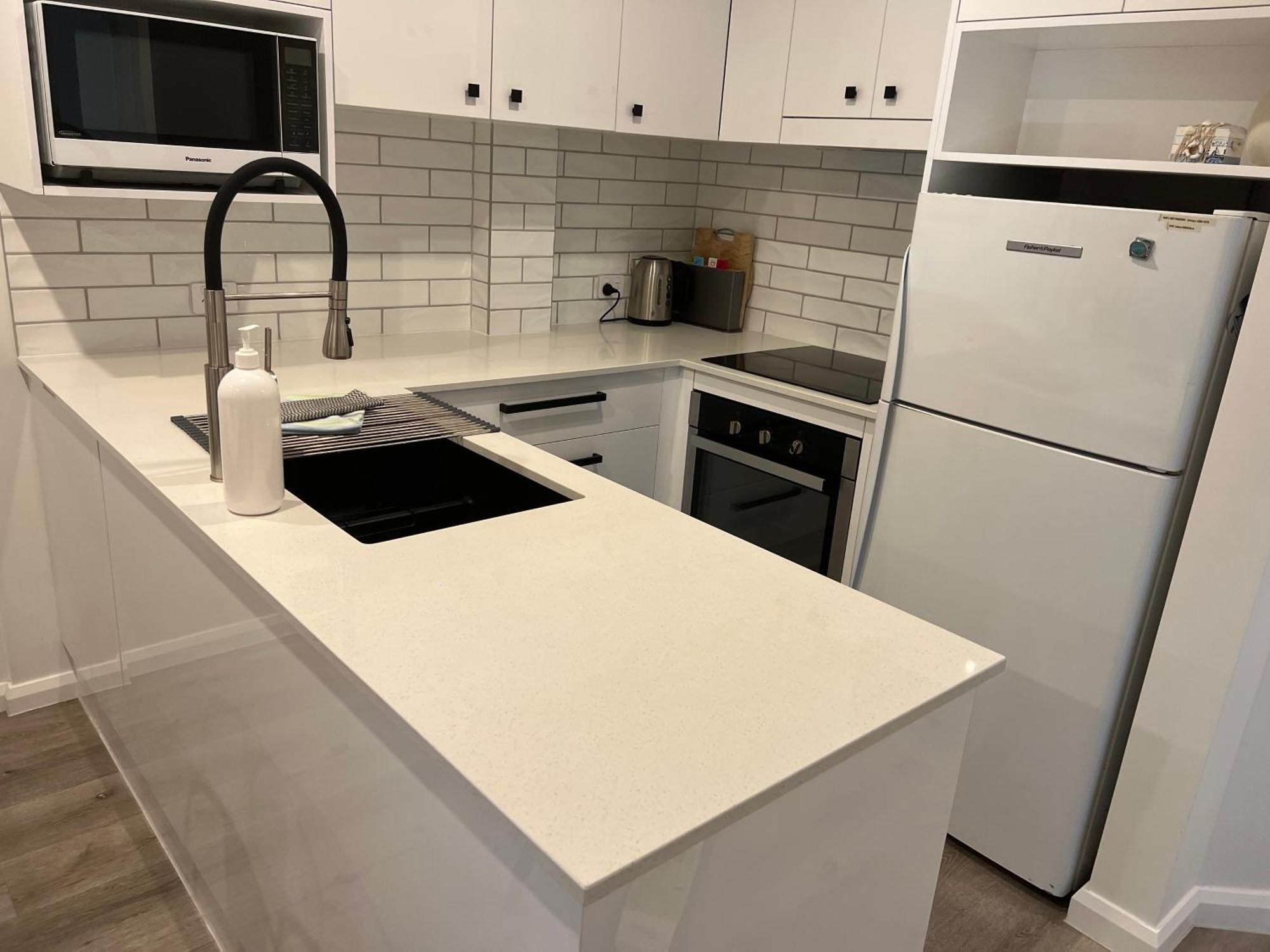 Ocean View - Alexandra Headlands Beachfront Unit Экстерьер фото